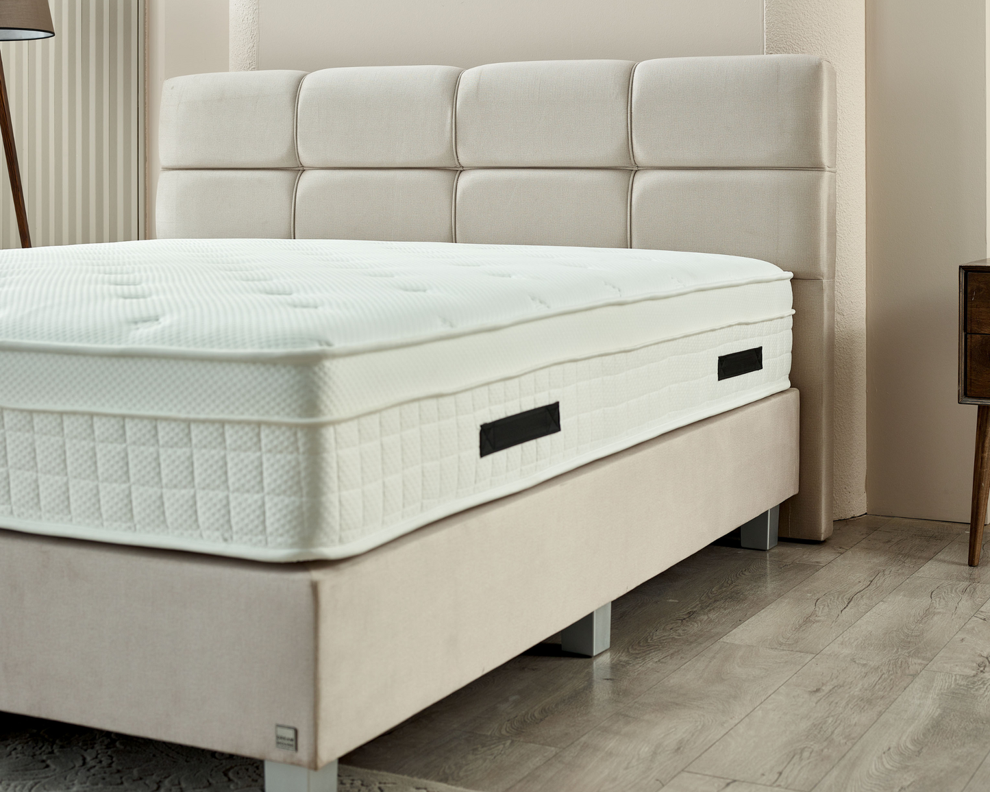 Ervaar een rijke slaapervaring met de beige LaVida Boxspring en haar luxe 5-zone matras